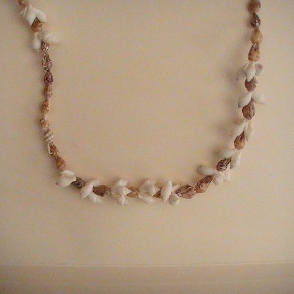 Vintage Shell Necklace - Picture 4 of 4